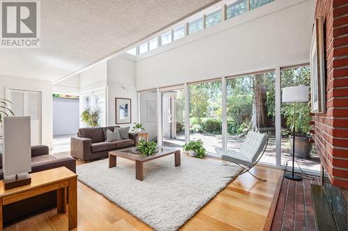 3704 Edgemont Boulevard, North Vancouver, BC - Indoor Photo Showing Living Room