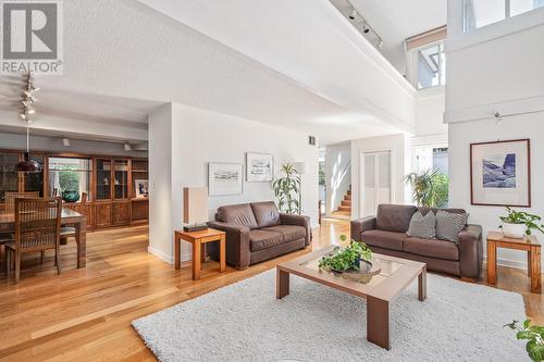 3704 Edgemont Boulevard, North Vancouver, BC - Indoor Photo Showing Living Room