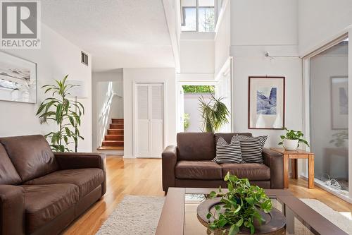 3704 Edgemont Boulevard, North Vancouver, BC - Indoor Photo Showing Living Room