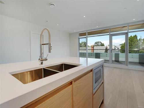 204-1916 Oak Bay Ave, Victoria, BC - Indoor Photo Showing Kitchen With Double Sink