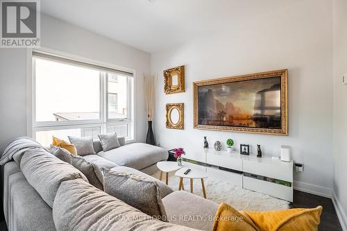 27 Thornton Avenue, Toronto (Caledonia-Fairbank), ON - Indoor Photo Showing Living Room