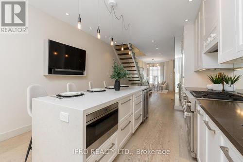 56 - 15 Niagara Street, Toronto (Waterfront Communities), ON - Indoor Photo Showing Kitchen With Upgraded Kitchen