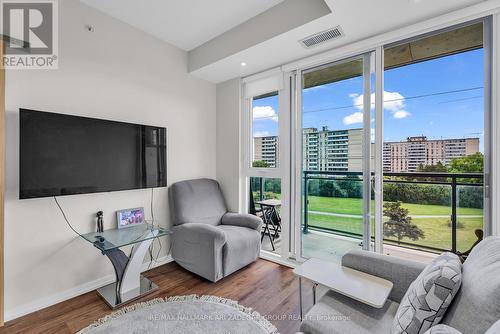 512 - 3237 Bayview Avenue, Toronto, ON - Indoor Photo Showing Living Room