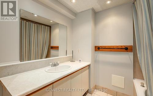 499 Scarborough Golf Club Road, Toronto (Woburn), ON - Indoor Photo Showing Bathroom