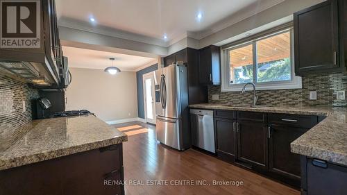 216 Linden Court, Oshawa (Donevan), ON - Indoor Photo Showing Kitchen With Upgraded Kitchen