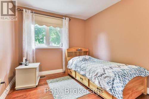 16 Colmar Place, Hamilton, ON - Indoor Photo Showing Bedroom