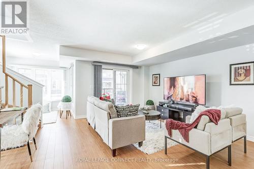 29 Mappin Way, Whitby (Rolling Acres), ON - Indoor Photo Showing Living Room