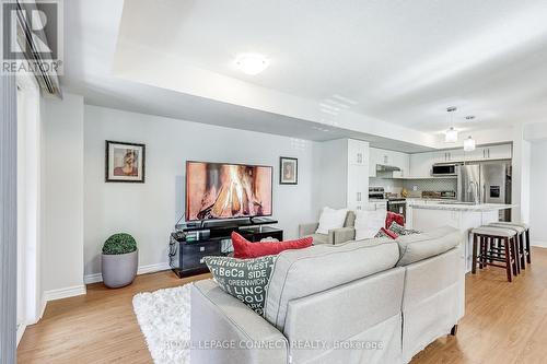 29 Mappin Way, Whitby, ON - Indoor Photo Showing Living Room