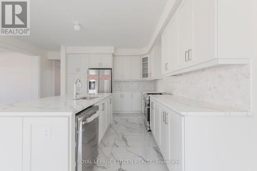 7 Wamsley Crescent, Clarington, ON - Indoor Photo Showing Kitchen With Upgraded Kitchen