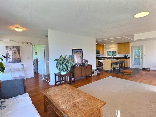 775 Sequoia Place, Kamloops, BC - Indoor Photo Showing Living Room