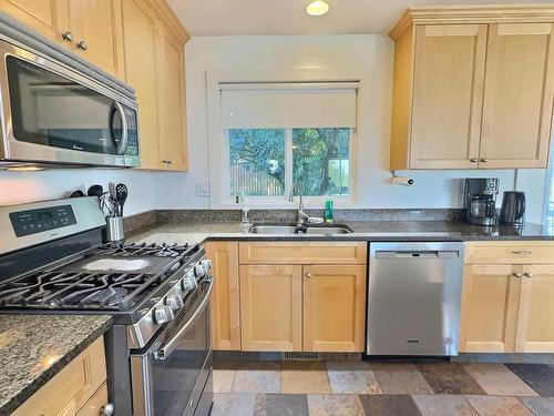 775 Sequoia Place, Kamloops, BC - Indoor Photo Showing Kitchen With Double Sink