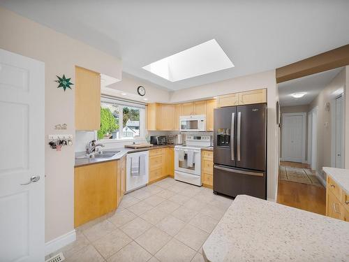 890 Pine Springs Road, Kamloops, BC - Indoor Photo Showing Kitchen With Double Sink