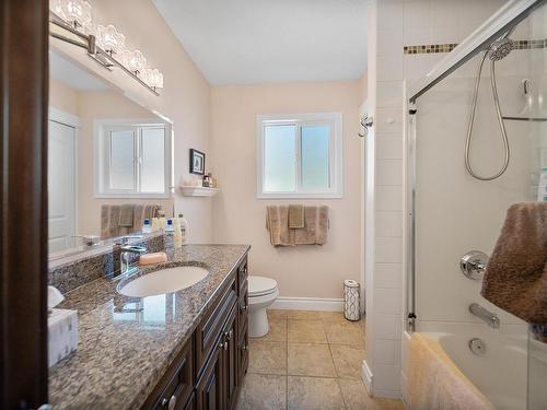 890 Pine Springs Road, Kamloops, BC - Indoor Photo Showing Bathroom