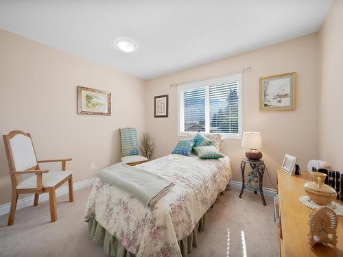 890 Pine Springs Road, Kamloops, BC - Indoor Photo Showing Bedroom