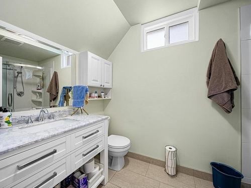 890 Pine Springs Road, Kamloops, BC - Indoor Photo Showing Bathroom