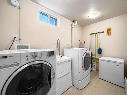 890 Pine Springs Road, Kamloops, BC - Indoor Photo Showing Laundry Room