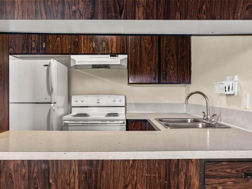 41-460 Dalgleish Drive, Kamloops, BC - Indoor Photo Showing Kitchen With Double Sink