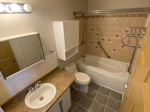 383 Waddington Drive, Kamloops, BC - Indoor Photo Showing Bathroom