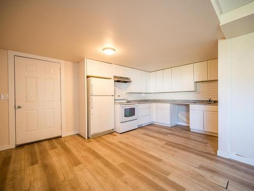 2661 Young Place, Kamloops, BC - Indoor Photo Showing Kitchen