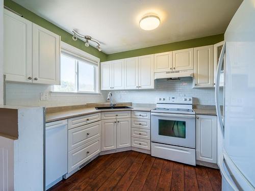 2661 Young Place, Kamloops, BC - Indoor Photo Showing Kitchen