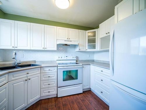 2661 Young Place, Kamloops, BC - Indoor Photo Showing Kitchen