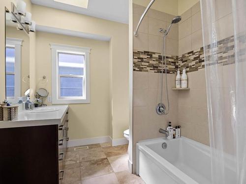 2032 Galore Cres, Kamloops, BC - Indoor Photo Showing Bathroom