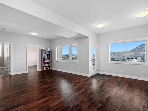 2032 Galore Cres, Kamloops, BC - Indoor Photo Showing Living Room