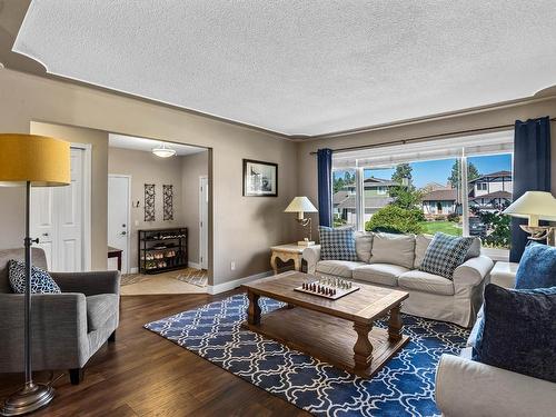 441 Robson Drive, Kamloops, BC - Indoor Photo Showing Living Room