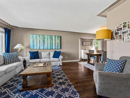 441 Robson Drive, Kamloops, BC - Indoor Photo Showing Living Room