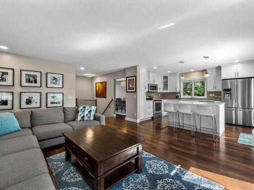 441 Robson Drive, Kamloops, BC - Indoor Photo Showing Living Room