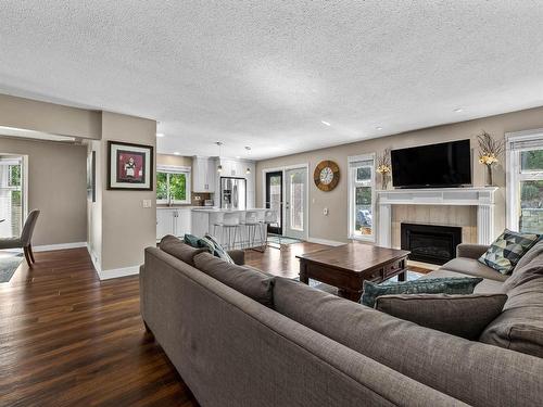 441 Robson Drive, Kamloops, BC - Indoor Photo Showing Living Room With Fireplace