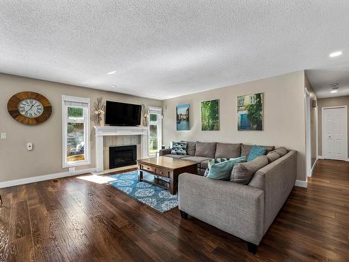 441 Robson Drive, Kamloops, BC - Indoor Photo Showing Living Room With Fireplace