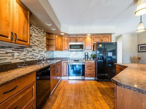 9-2630 Nechako Drive, Kamloops, BC - Indoor Photo Showing Kitchen With Double Sink