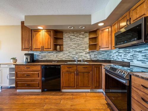 9-2630 Nechako Drive, Kamloops, BC - Indoor Photo Showing Kitchen With Double Sink