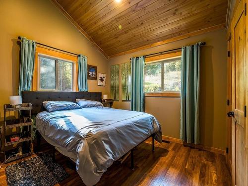 3381 Mcgregor Road, Kamloops, BC - Indoor Photo Showing Bedroom