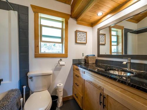 3381 Mcgregor Road, Kamloops, BC - Indoor Photo Showing Bathroom