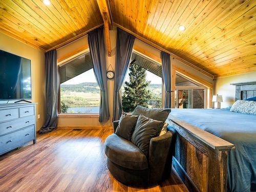 3381 Mcgregor Road, Kamloops, BC - Indoor Photo Showing Bedroom