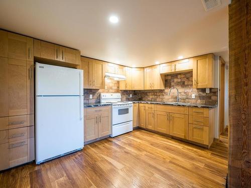 3381 Mcgregor Road, Kamloops, BC - Indoor Photo Showing Kitchen