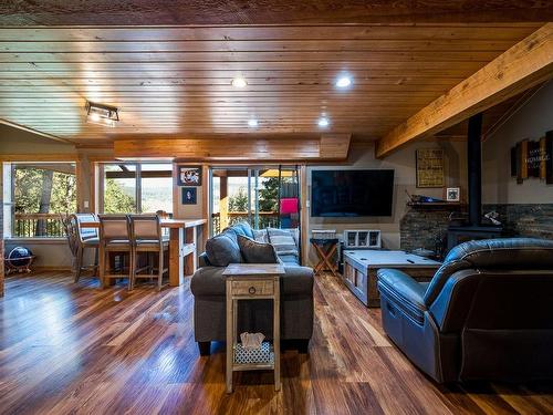 3381 Mcgregor Road, Kamloops, BC - Indoor Photo Showing Living Room