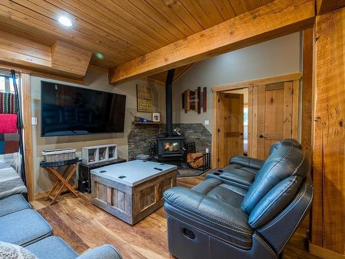 3381 Mcgregor Road, Kamloops, BC - Indoor Photo Showing Living Room With Fireplace