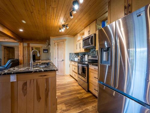 3381 Mcgregor Road, Kamloops, BC - Indoor Photo Showing Kitchen