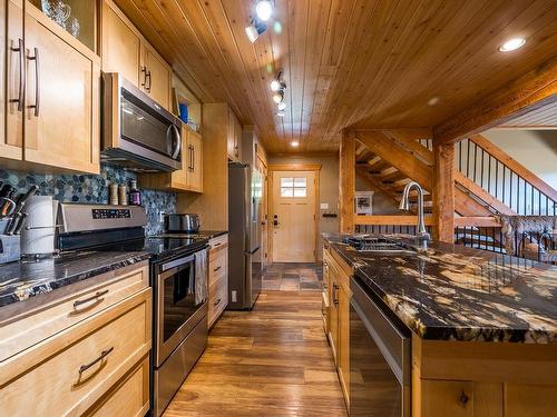 3381 Mcgregor Road, Kamloops, BC - Indoor Photo Showing Kitchen