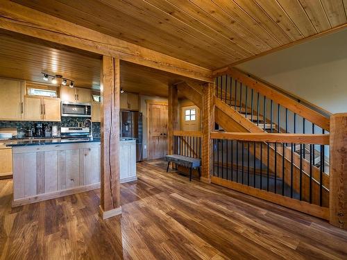 3381 Mcgregor Road, Kamloops, BC - Indoor Photo Showing Kitchen