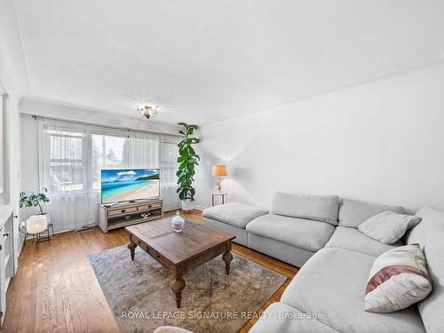 2166 Victoria St, Innisfil, ON - Indoor Photo Showing Living Room