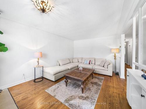 2166 Victoria St, Innisfil, ON - Indoor Photo Showing Living Room