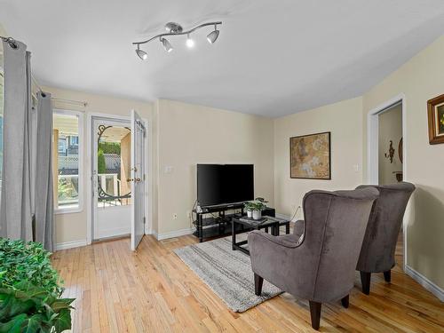 1937 Gloaming Drive, Kamloops, BC - Indoor Photo Showing Living Room