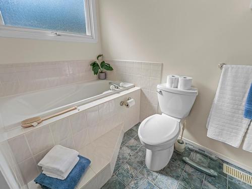 1937 Gloaming Drive, Kamloops, BC - Indoor Photo Showing Bathroom