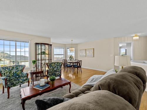 1937 Gloaming Drive, Kamloops, BC - Indoor Photo Showing Living Room