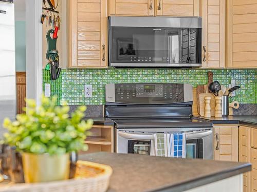 1937 Gloaming Drive, Kamloops, BC - Indoor Photo Showing Kitchen