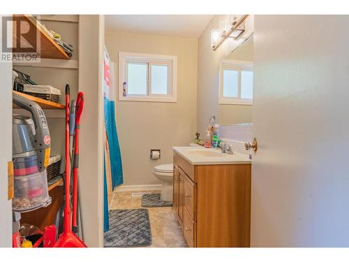 710 Spokane  Street, Trail, BC - Indoor Photo Showing Bathroom